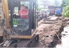 Ketua MPL IPTU Oon Kurnia Ilahi Turun Tangan Operasikan Excavator Bantu Warga Bersihkan Sisa Banjir di Salayo